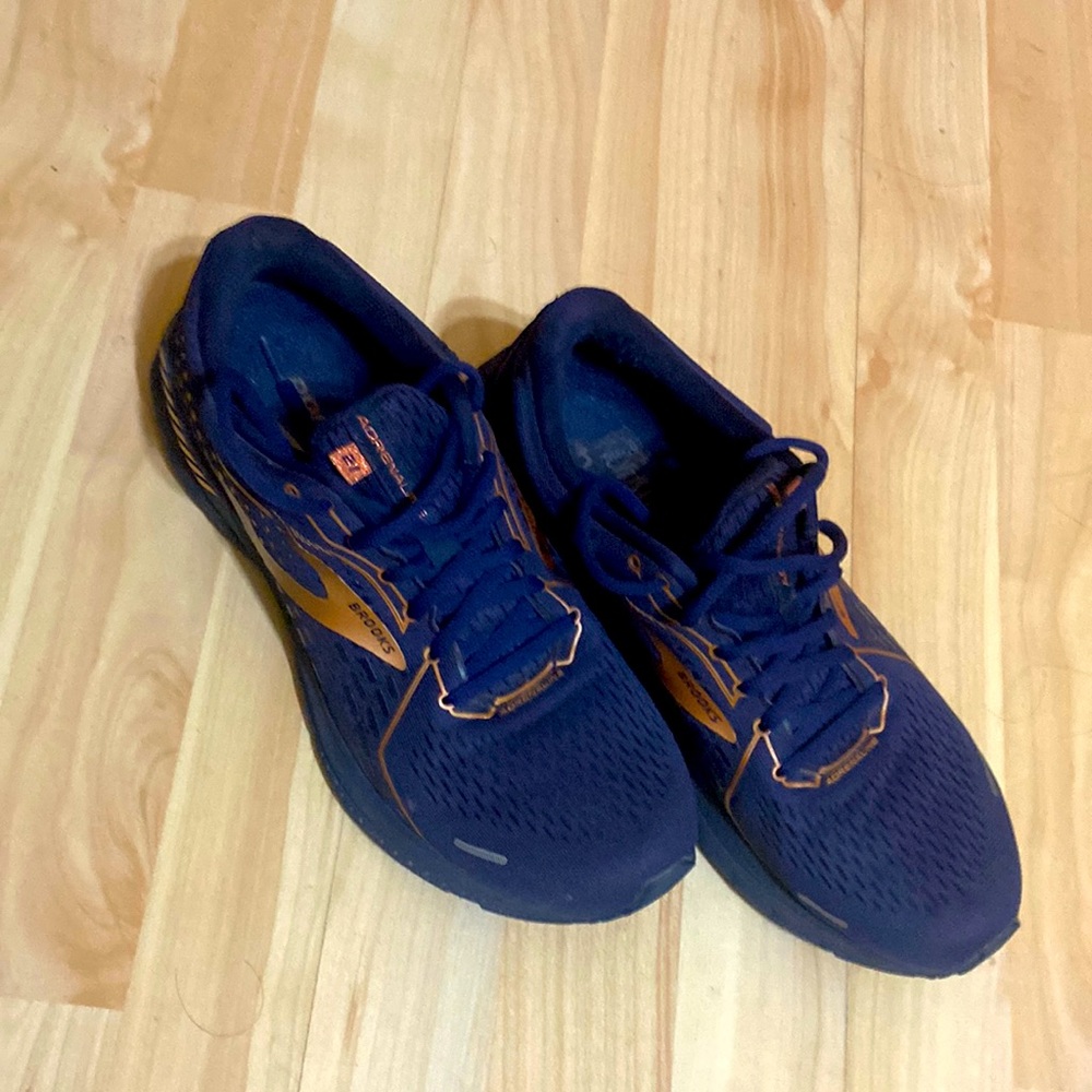 Brooks adrenaline tennis shoes size 10
